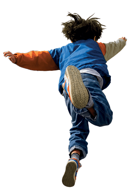 Enfant bondissant de joie devant sa porte d'entrée
