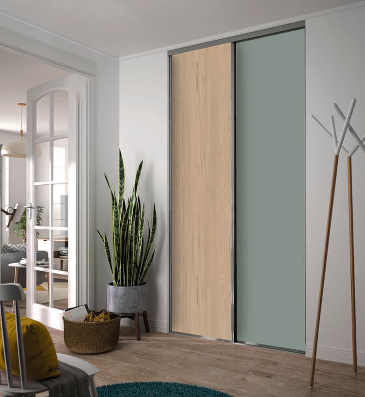 Porte de placard coulissante 2 vantaux, décor bois et vert argile, dans une entrée