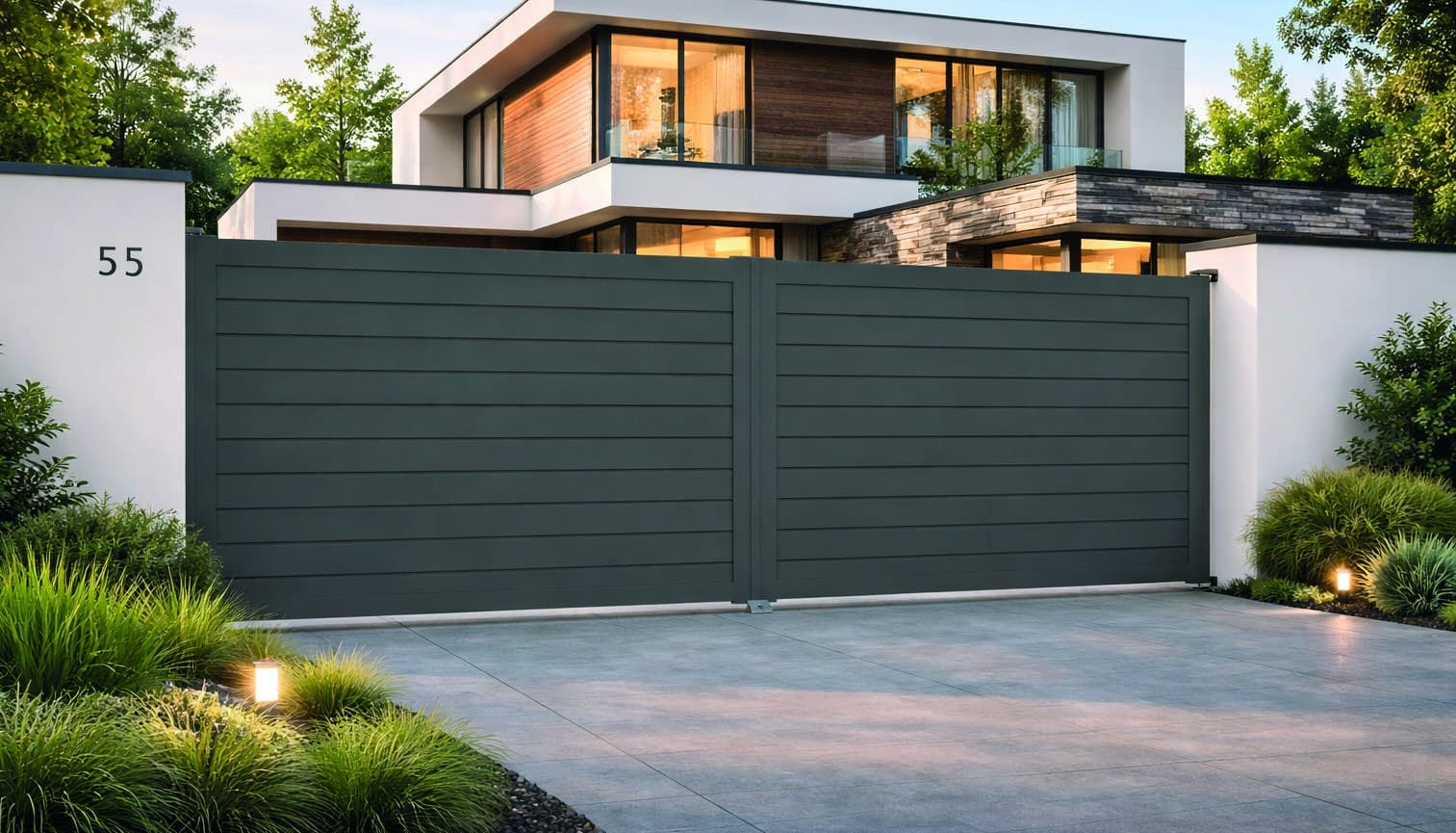 Portail aluminium gris anthracite devant une maison moderne